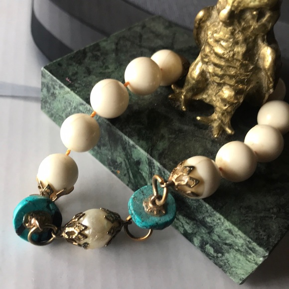 Unique Sliced Turquoise Faux Molded Pearl Bead Bracelet - Picture 2 of 6